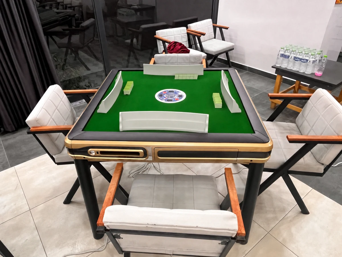 Yancı Okey Salonu'ndaki otomatik okey masasının genel görünümü