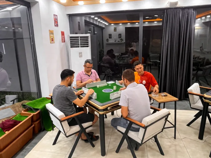 Yancı Okey Salonu Mersin'de oyuncular tarafından kullanılan otomatik okey masası